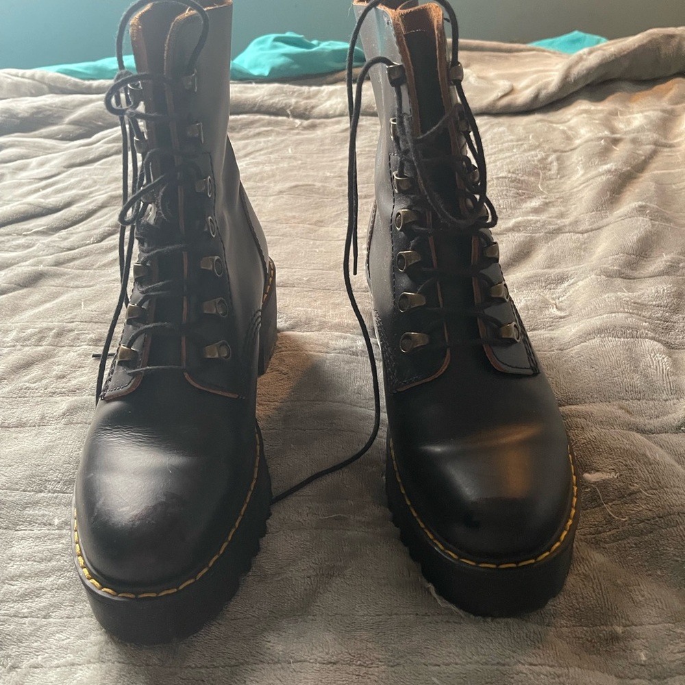 Dr. Martens womens Leona Leather Heeled Boot Size 8